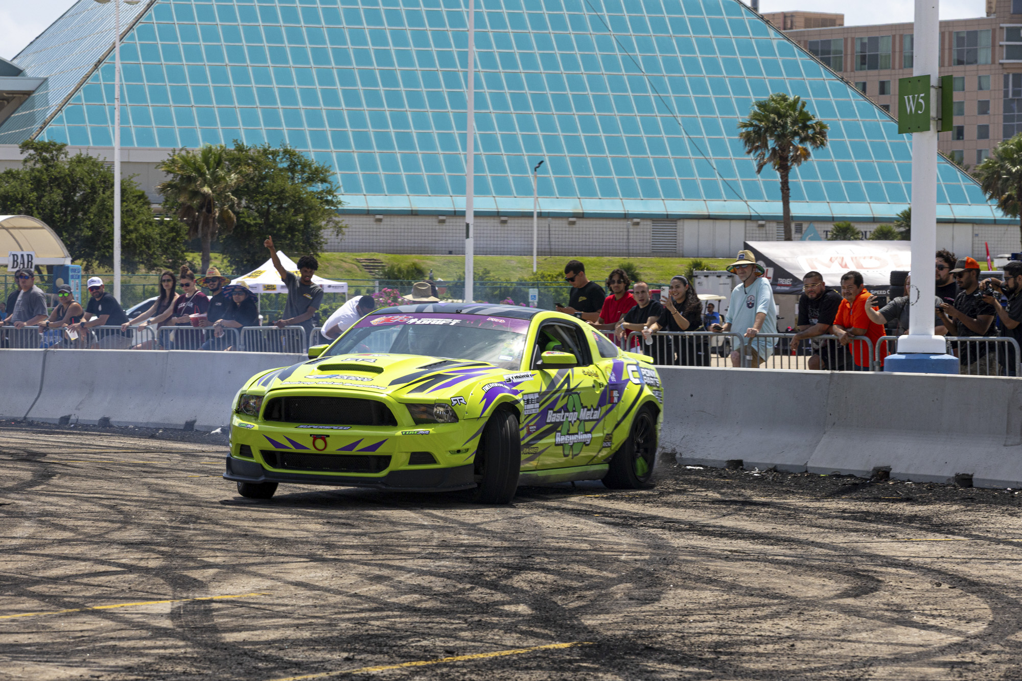 Zeleni S197 Mustang Drift Car u akciji